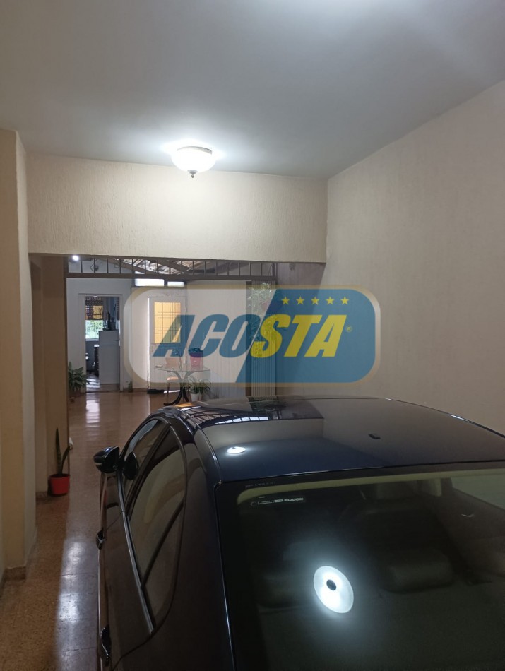 RETASADA!! HERMOSA CASA DE 3 AMB. CON GARAJE Y FONDO LIBRE, MTS DE AV E CASTRO.