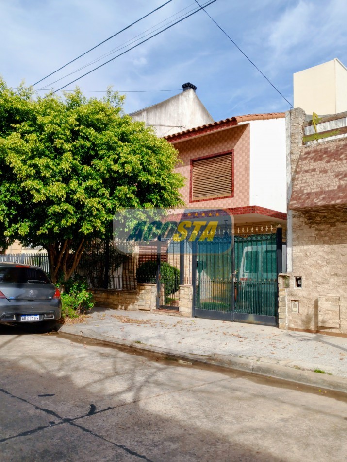 CASA 3 AMBIENTES EN BARRIO NAON, CON FONDO Y GARAGE