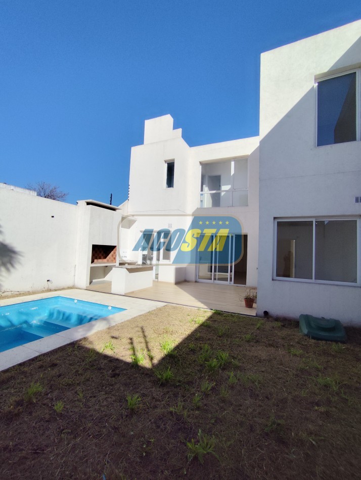 CASA 5 AMBIENTES A ESTRENAR CON JARDIN Y PISCINA, BARRIO NAON, UNICA!!