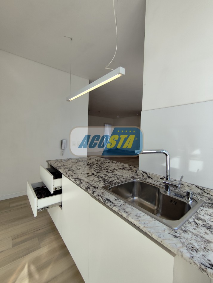 CASA 5 AMBIENTES A ESTRENAR CON JARDIN Y PISCINA, BARRIO NAON, UNICA!!