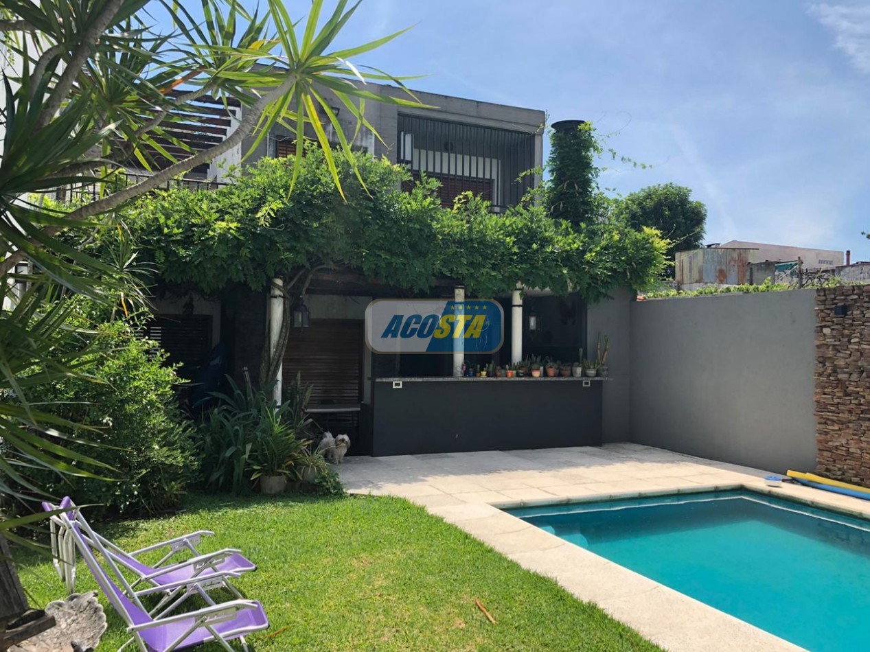 EXCELENTE CASA DE 5 AMBIENTES CON FONDO Y PISCINA