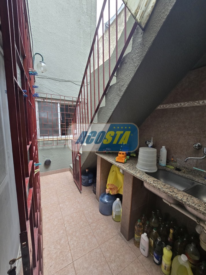 PH de 5 ambientes al frente con entrada independiente + taller/deposito 