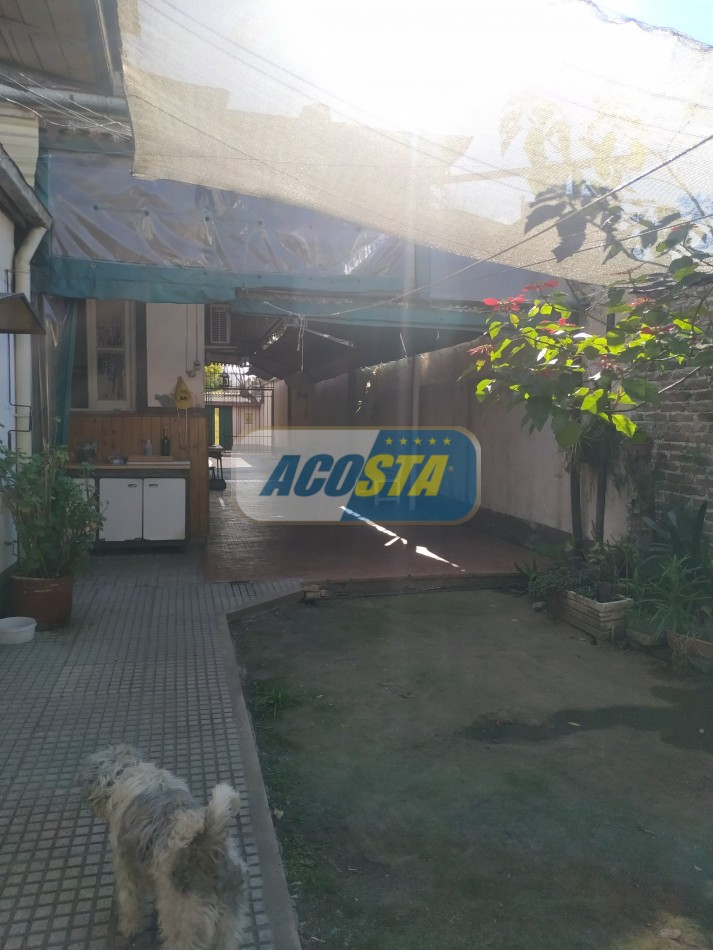 LOTE CON CASA ANTIGUA, A MTS. AVENIDA J. B. ALBERDI