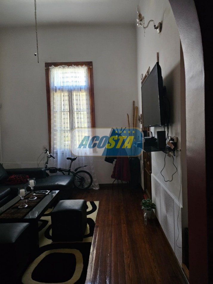 CASA 3 AMB, FRENTE A PARQUE, BARRIO MIL CASITAS REFORMADA.