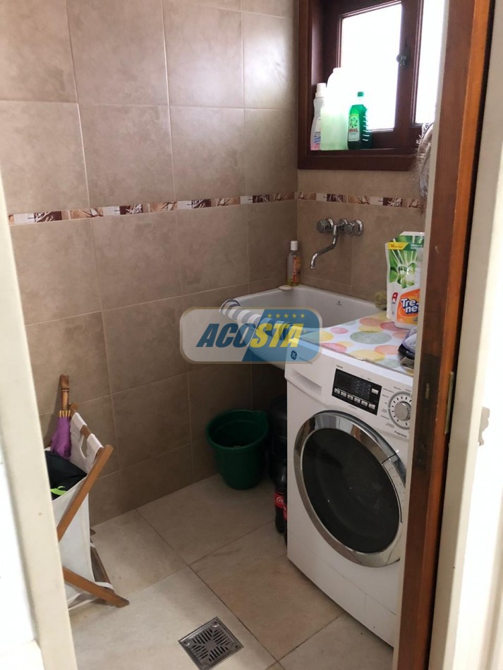 EXCELENTE CASA DE 5 AMBIENTES CON FONDO Y PISCINA