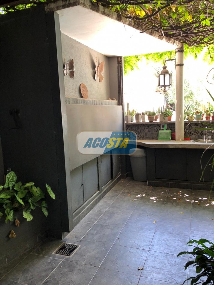 EXCELENTE CASA DE 5 AMBIENTES CON FONDO Y PISCINA
