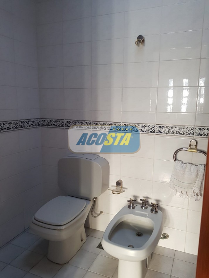 EXCELENTE CASA DE 5 AMBIENTES CON FONDO Y PISCINA