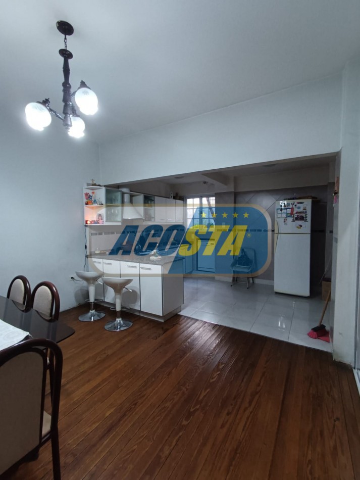 RETASADA!! HERMOSA CASA DE 3 AMB. CON GARAJE Y FONDO LIBRE, MTS DE AV E CASTRO.
