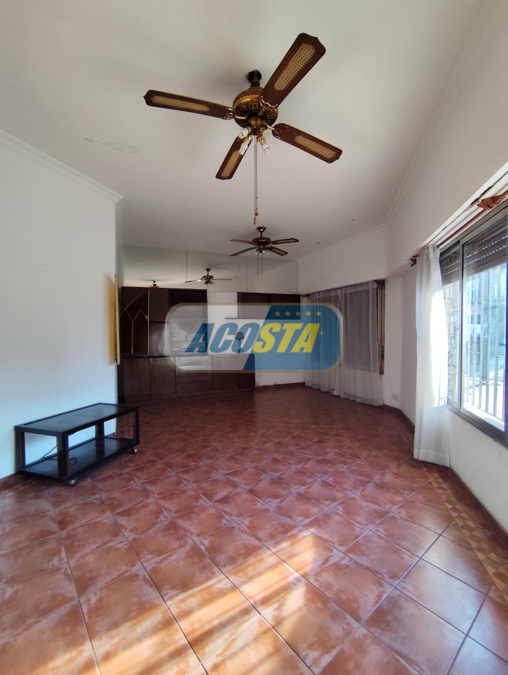  CASA EN BARRIO NAON DE 5 AMB. SOBRE AV. E. CASTRO, CENTRO COMERCIAL, POLO GASTRONOMICO . NUEVO VALOR!!