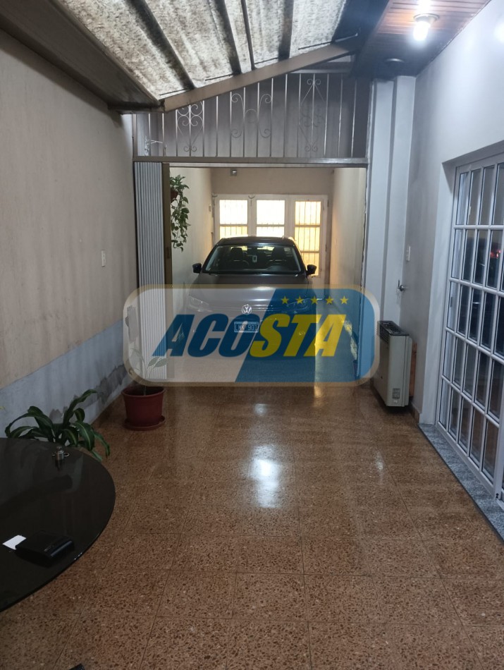 RETASADA!! HERMOSA CASA DE 3 AMB. CON GARAJE Y FONDO LIBRE, MTS DE AV E CASTRO.
