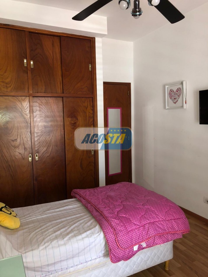 EXCELENTE CASA DE 5 AMBIENTES CON FONDO Y PISCINA