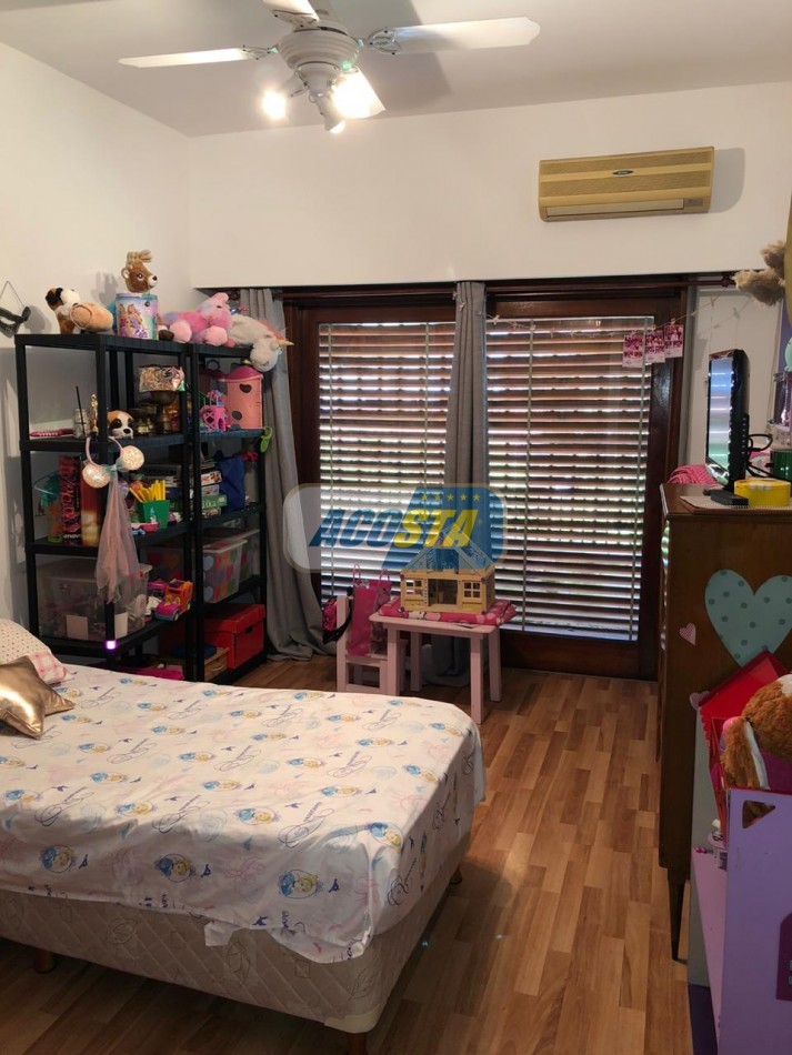 EXCELENTE CASA DE 5 AMBIENTES CON FONDO Y PISCINA