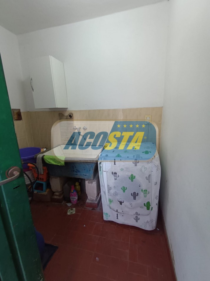 RETASADA!! HERMOSA CASA DE 3 AMB. CON GARAJE Y FONDO LIBRE, MTS DE AV E CASTRO.
