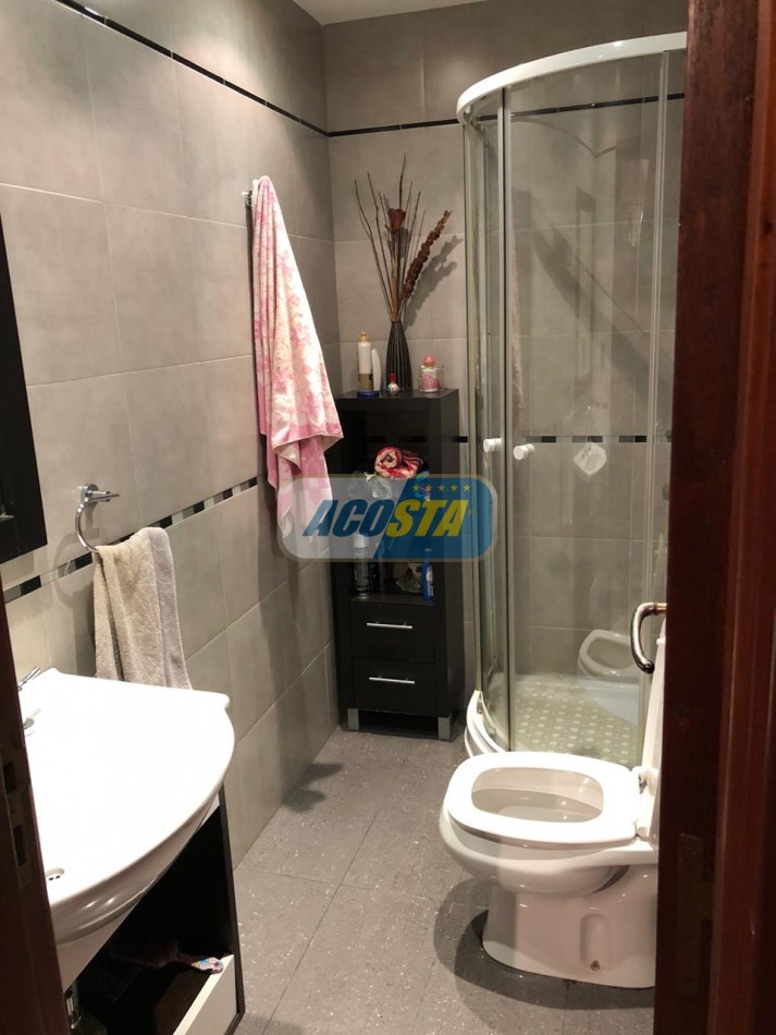 EXCELENTE CASA DE 5 AMBIENTES CON FONDO Y PISCINA
