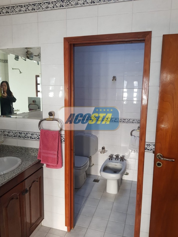 EXCELENTE CASA DE 5 AMBIENTES CON FONDO Y PISCINA