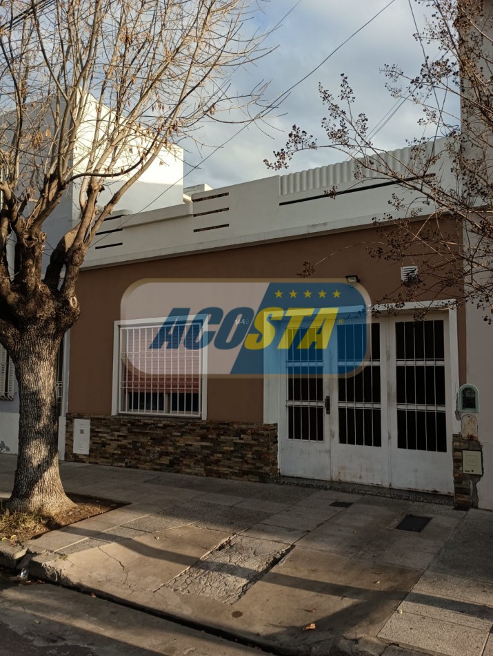 RETASADA!! HERMOSA CASA DE 3 AMB. CON GARAJE Y FONDO LIBRE, MTS DE AV E CASTRO.
