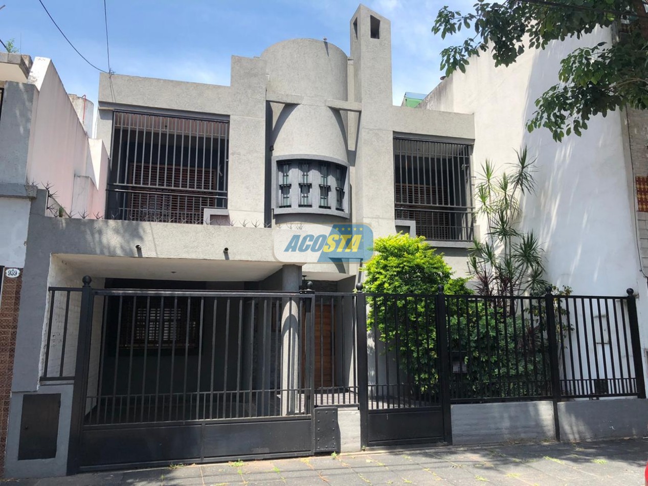 EXCELENTE CASA DE 5 AMBIENTES CON FONDO Y PISCINA