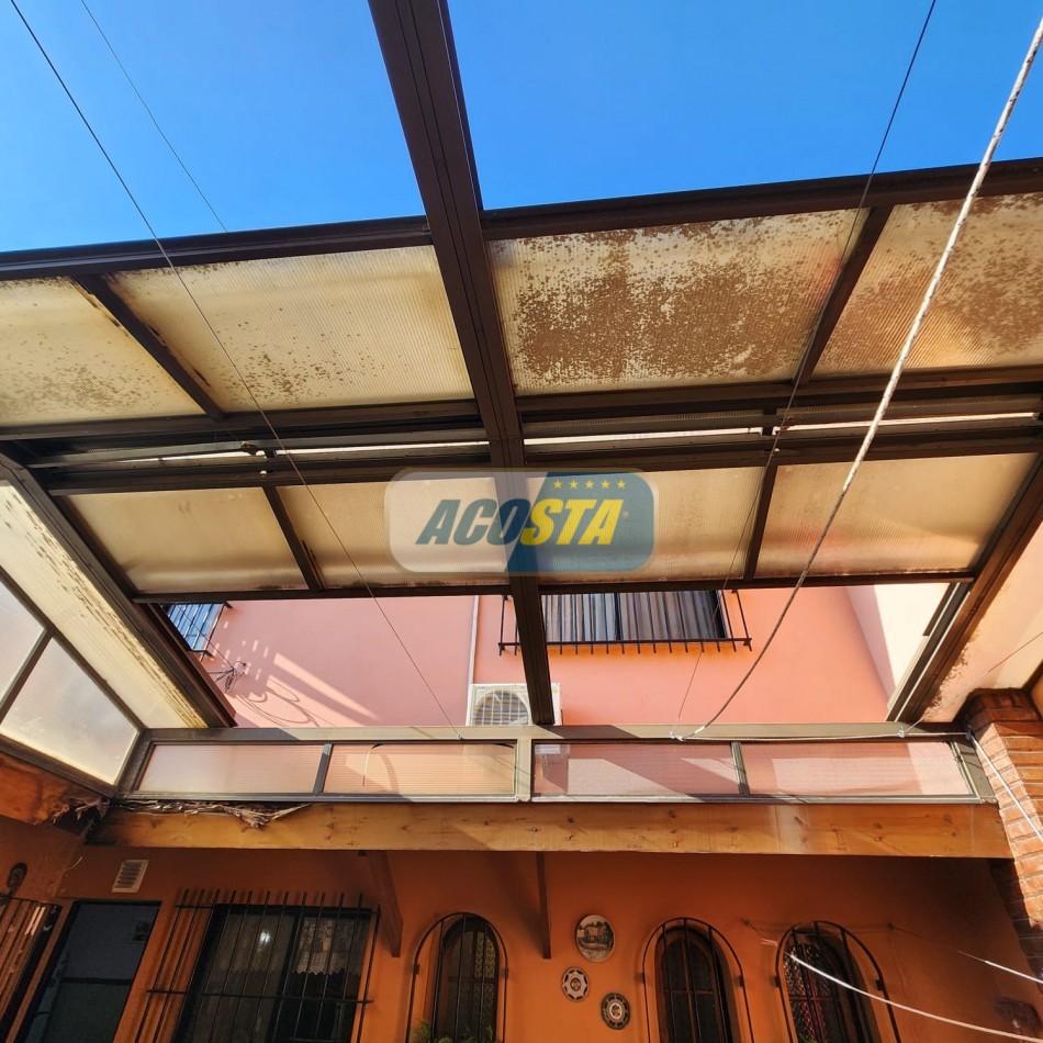 CHALET 5 AMB EN BARRIO NAON EXCELENTE ESTADO, CON GARAJE Y FONDO CUBIERTO