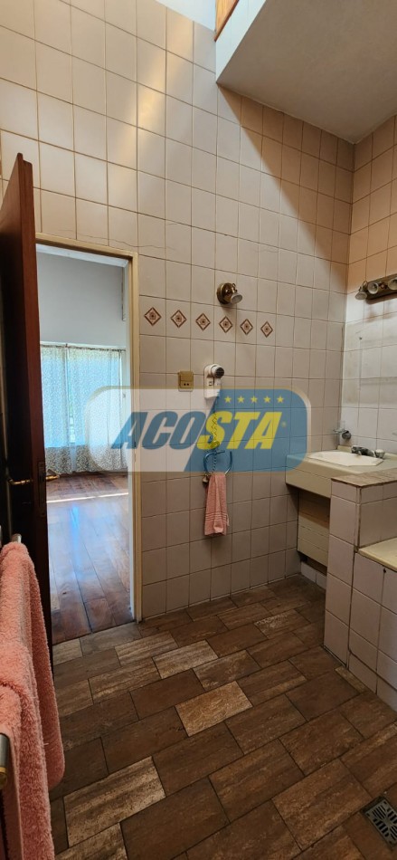  CASA EN BARRIO NAON DE 5 AMB. SOBRE AV. E. CASTRO, CENTRO COMERCIAL, POLO GASTRONOMICO . NUEVO VALOR!!