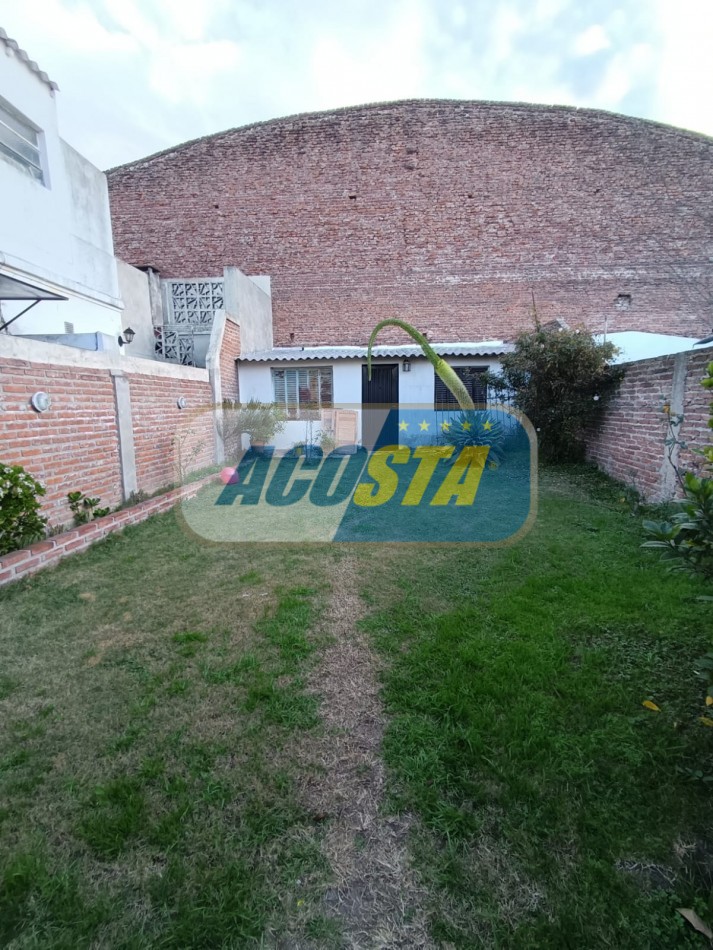 RETASADA!! HERMOSA CASA DE 3 AMB. CON GARAJE Y FONDO LIBRE, MTS DE AV E CASTRO.