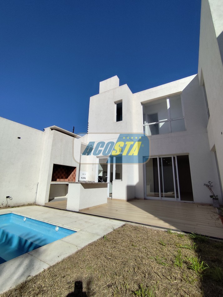 CASA 5 AMBIENTES A ESTRENAR CON JARDIN Y PISCINA, BARRIO NAON, UNICA!!