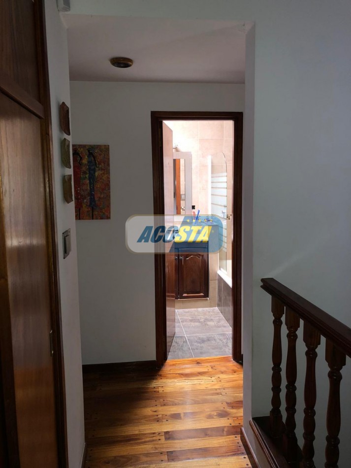 EXCELENTE CASA DE 5 AMBIENTES CON FONDO Y PISCINA