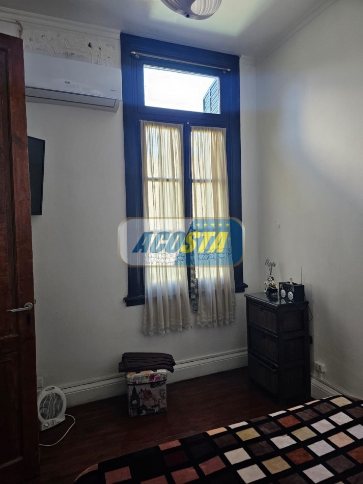 CASA 3 AMB, FRENTE A PARQUE, BARRIO MIL CASITAS REFORMADA.