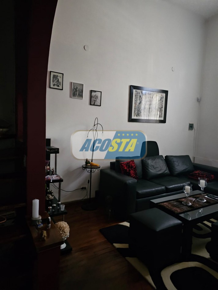 CASA 3 AMB, FRENTE A PARQUE, BARRIO MIL CASITAS REFORMADA.