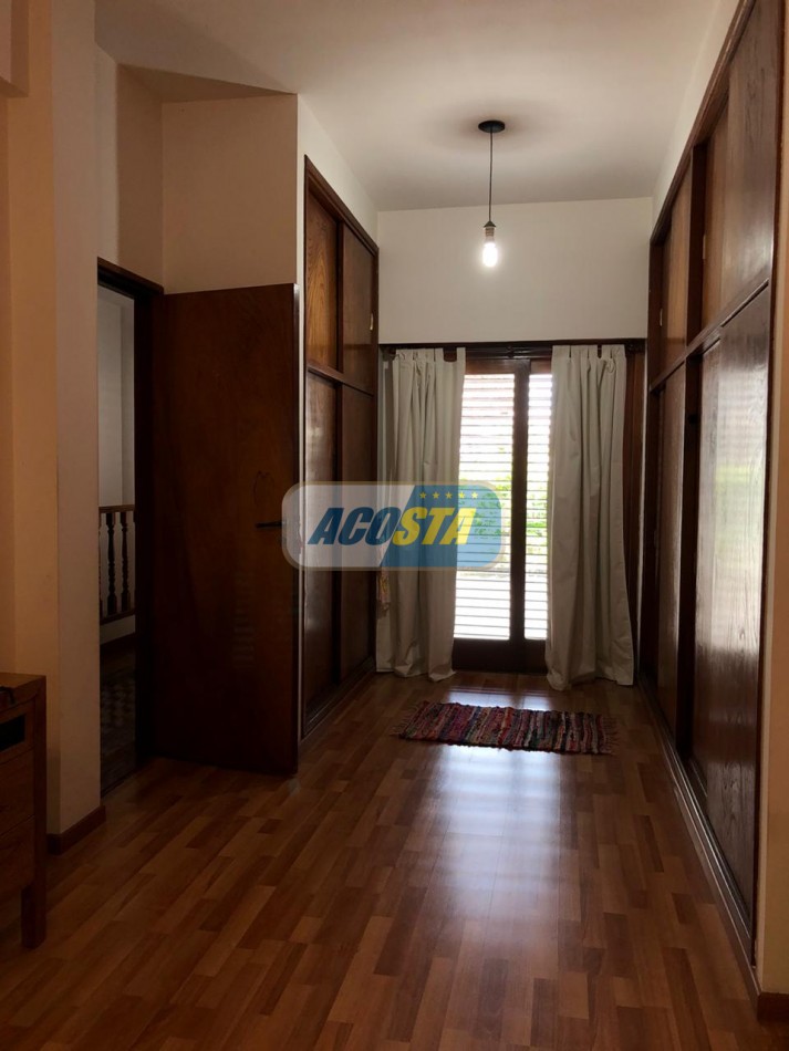 EXCELENTE CASA DE 5 AMBIENTES CON FONDO Y PISCINA