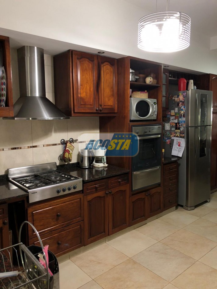 EXCELENTE CASA DE 5 AMBIENTES CON FONDO Y PISCINA