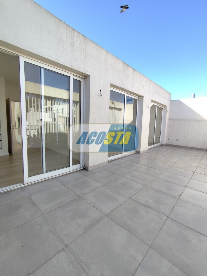 CASA 5 AMBIENTES A ESTRENAR CON JARDIN Y PISCINA, BARRIO NAON, UNICA!!