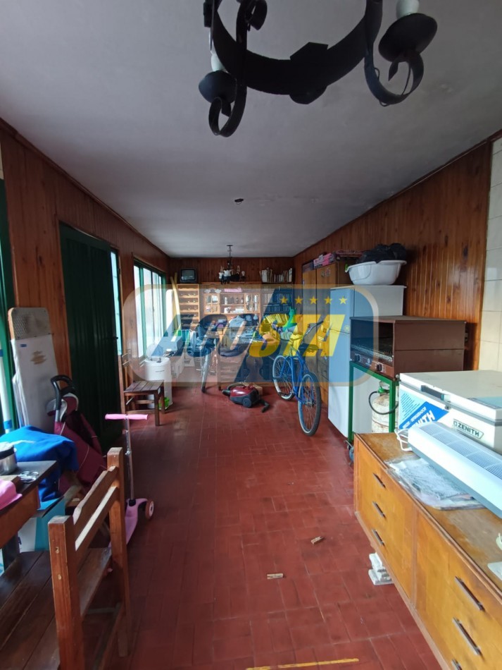 RETASADA!! HERMOSA CASA DE 3 AMB. CON GARAJE Y FONDO LIBRE, MTS DE AV E CASTRO.