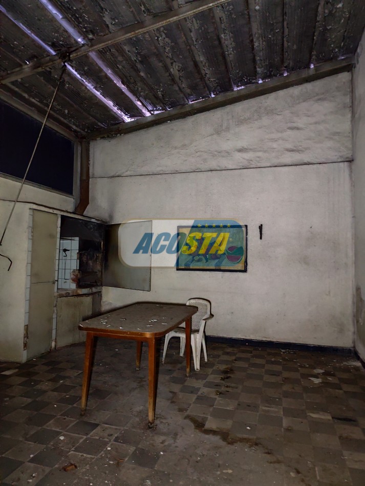 CASA 3 AMBIENTES CON GARAJE Y PATIO, PARA REFACCIONAR O CONSTRUIR