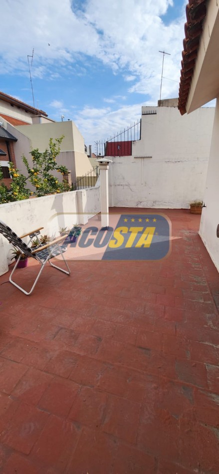 CASA 3 AMBIENTES EN BARRIO NAON, CON FONDO Y GARAGE