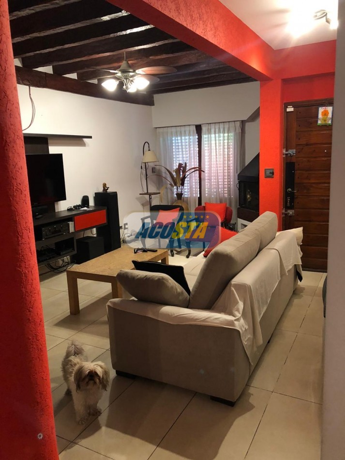 EXCELENTE CASA DE 5 AMBIENTES CON FONDO Y PISCINA