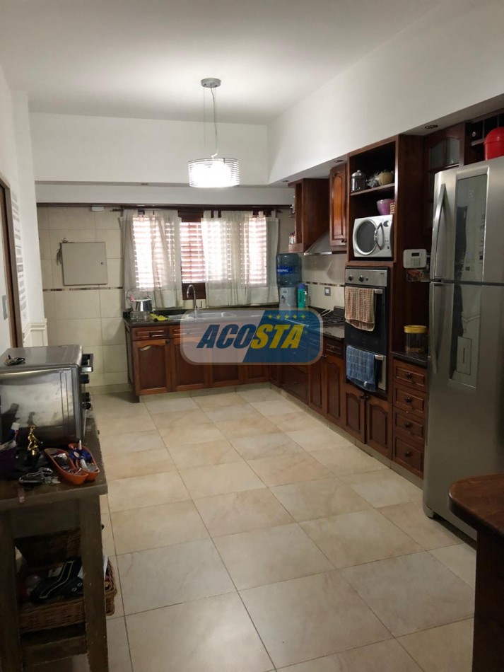 EXCELENTE CASA DE 5 AMBIENTES CON FONDO Y PISCINA