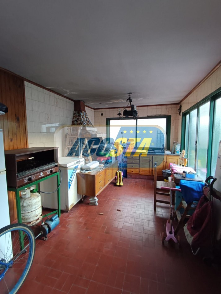RETASADA!! HERMOSA CASA DE 3 AMB. CON GARAJE Y FONDO LIBRE, MTS DE AV E CASTRO.