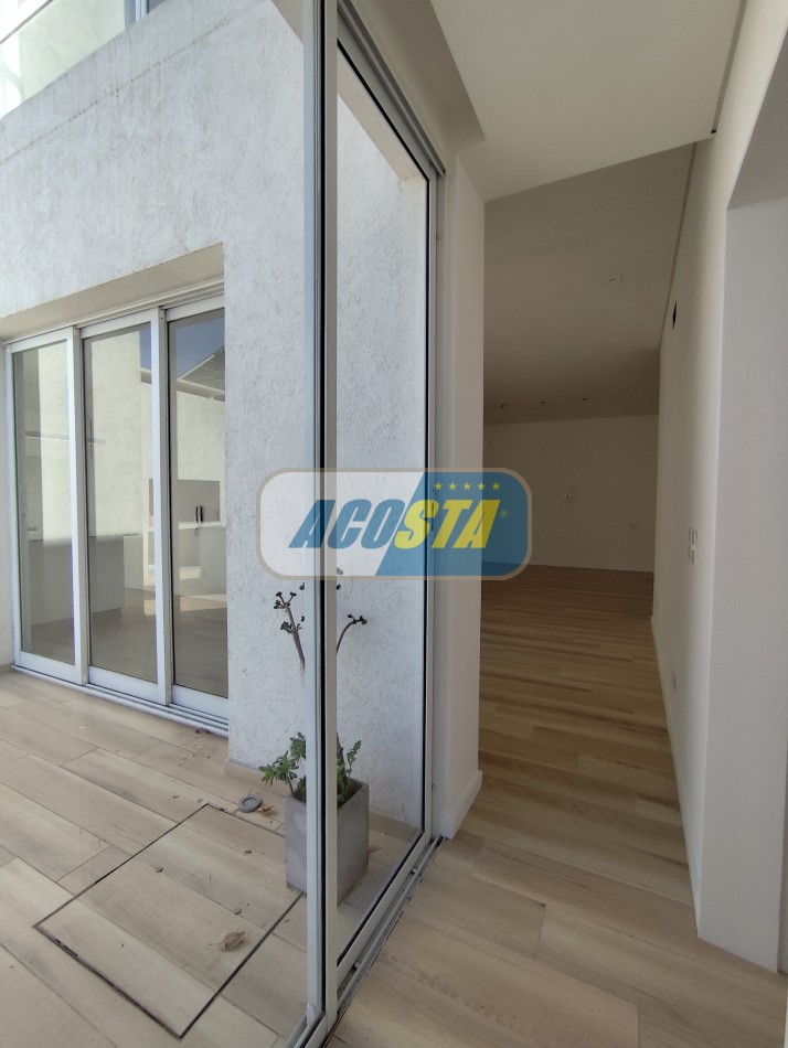 CASA 5 AMBIENTES A ESTRENAR CON JARDIN Y PISCINA, BARRIO NAON, UNICA!!