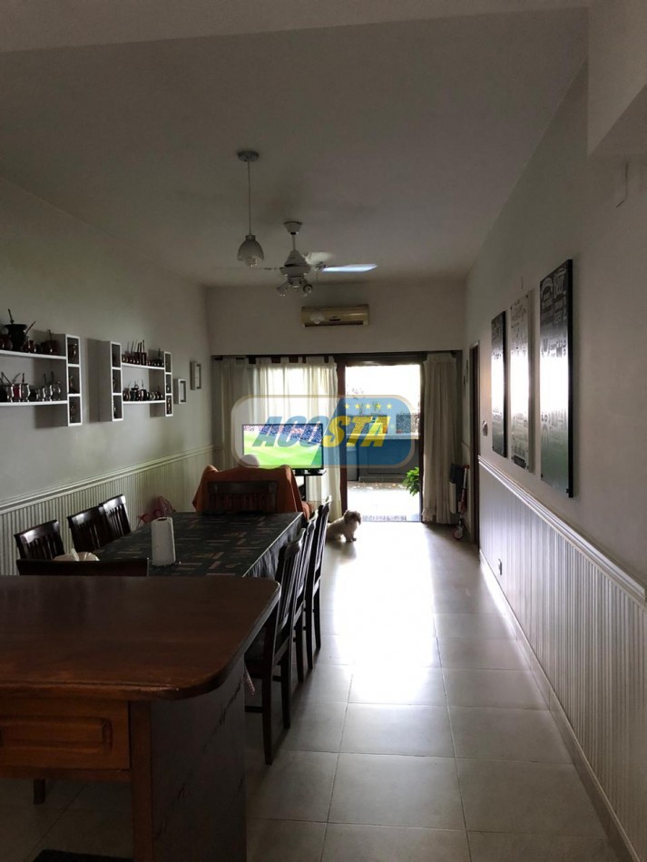 EXCELENTE CASA DE 5 AMBIENTES CON FONDO Y PISCINA
