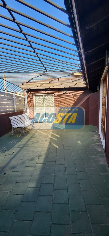  CASA EN BARRIO NAON DE 5 AMB. SOBRE AV. E. CASTRO, CENTRO COMERCIAL, POLO GASTRONOMICO . NUEVO VALOR!!