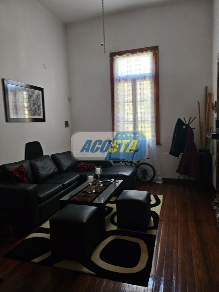 CASA 3 AMB, FRENTE A PARQUE, BARRIO MIL CASITAS REFORMADA.