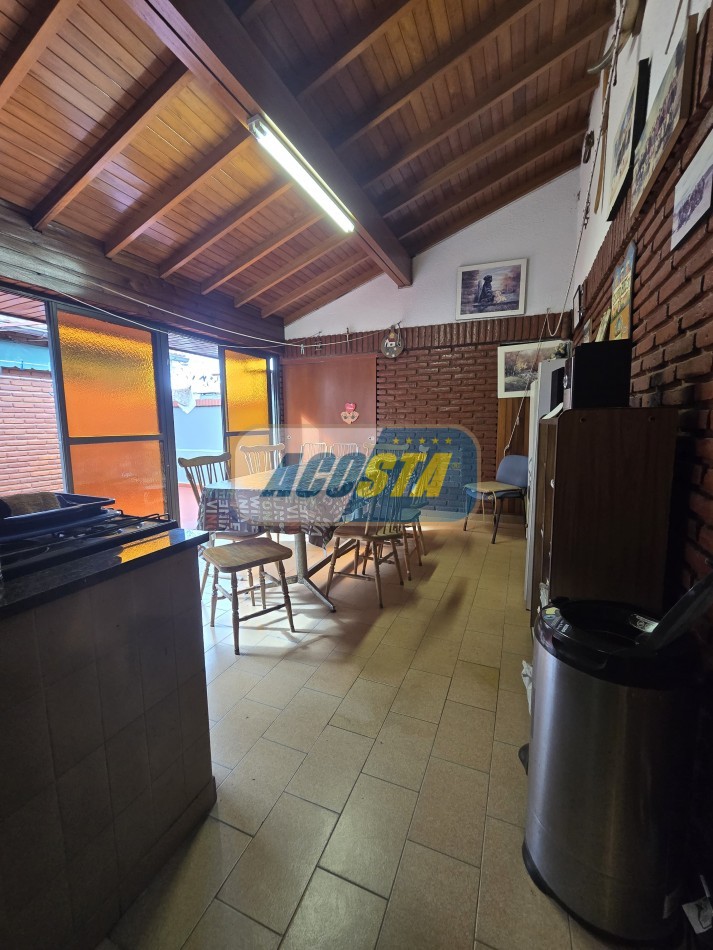 PH de 5 ambientes al frente con entrada independiente + taller/deposito 