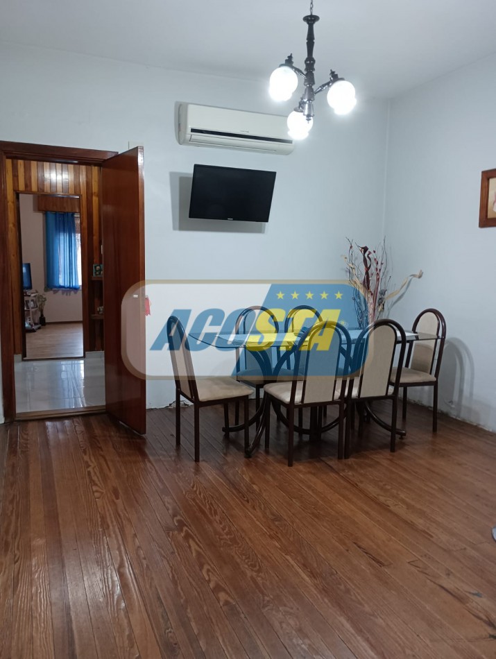 RETASADA!! HERMOSA CASA DE 3 AMB. CON GARAJE Y FONDO LIBRE, MTS DE AV E CASTRO.