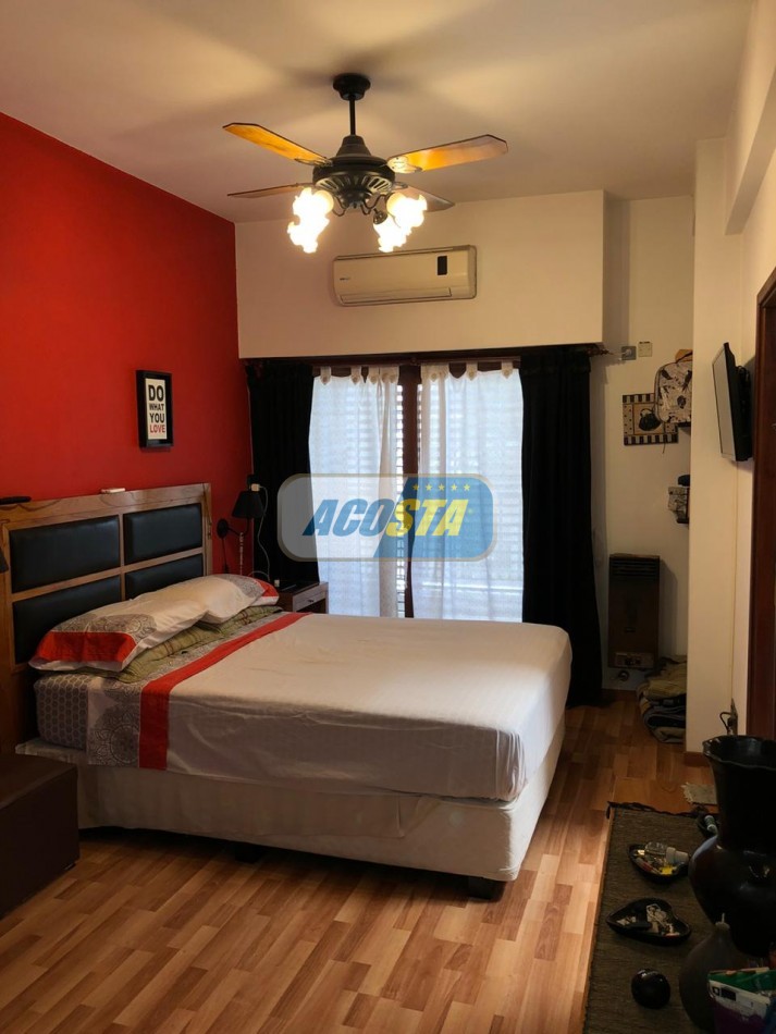 EXCELENTE CASA DE 5 AMBIENTES CON FONDO Y PISCINA