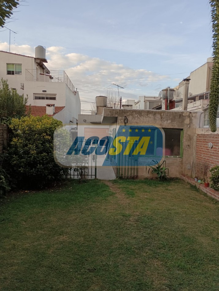 RETASADA!! HERMOSA CASA DE 3 AMB. CON GARAJE Y FONDO LIBRE, MTS DE AV E CASTRO.