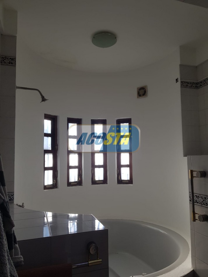 EXCELENTE CASA DE 5 AMBIENTES CON FONDO Y PISCINA