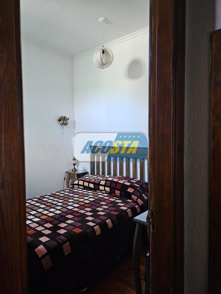 CASA 3 AMB, FRENTE A PARQUE, BARRIO MIL CASITAS REFORMADA.