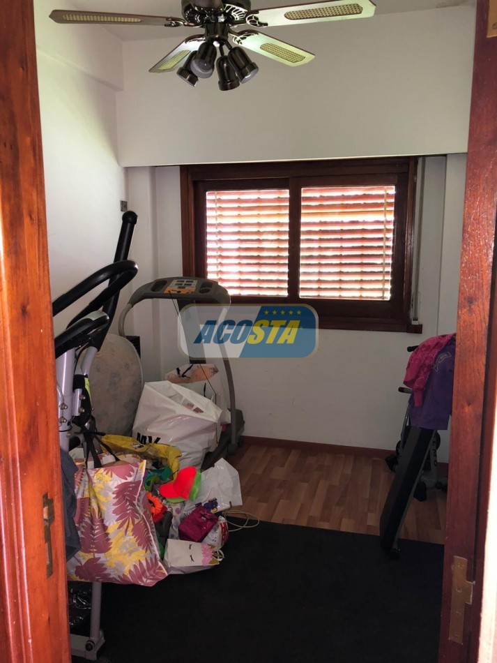EXCELENTE CASA DE 5 AMBIENTES CON FONDO Y PISCINA