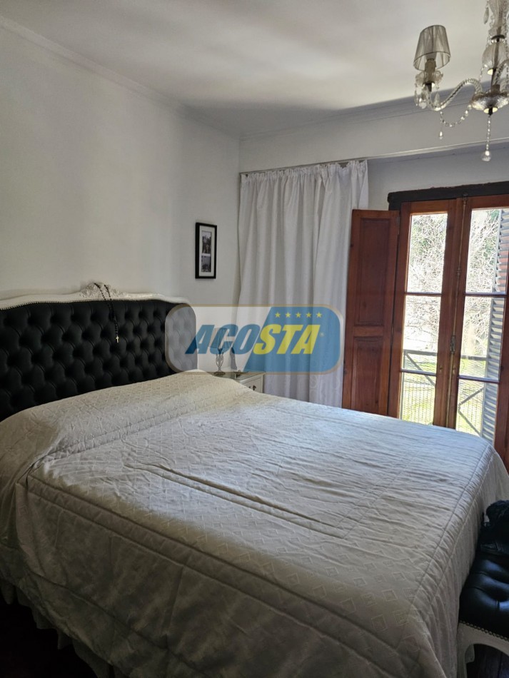 CASA 3 AMB, FRENTE A PARQUE, BARRIO MIL CASITAS REFORMADA.
