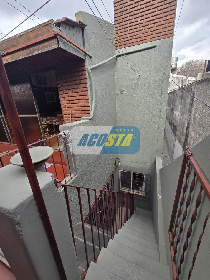 PH de 5 ambientes al frente con entrada independiente + taller/deposito 